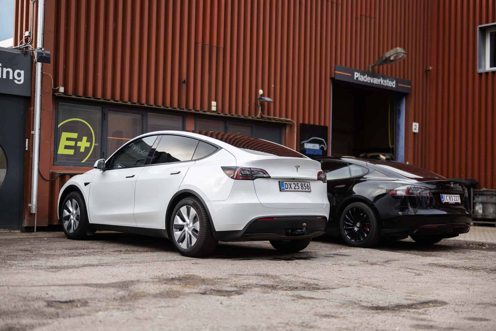 Hvid og sort Tesla på Tesla Værksted