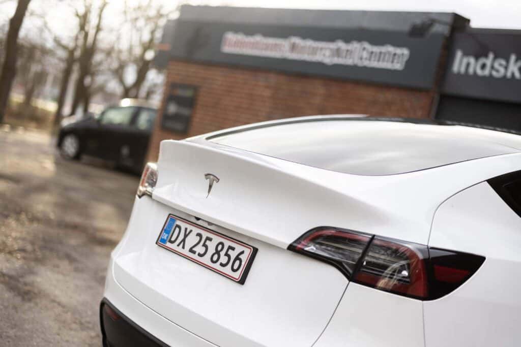 Hvid Tesla afventer at køre på Tesla værksted