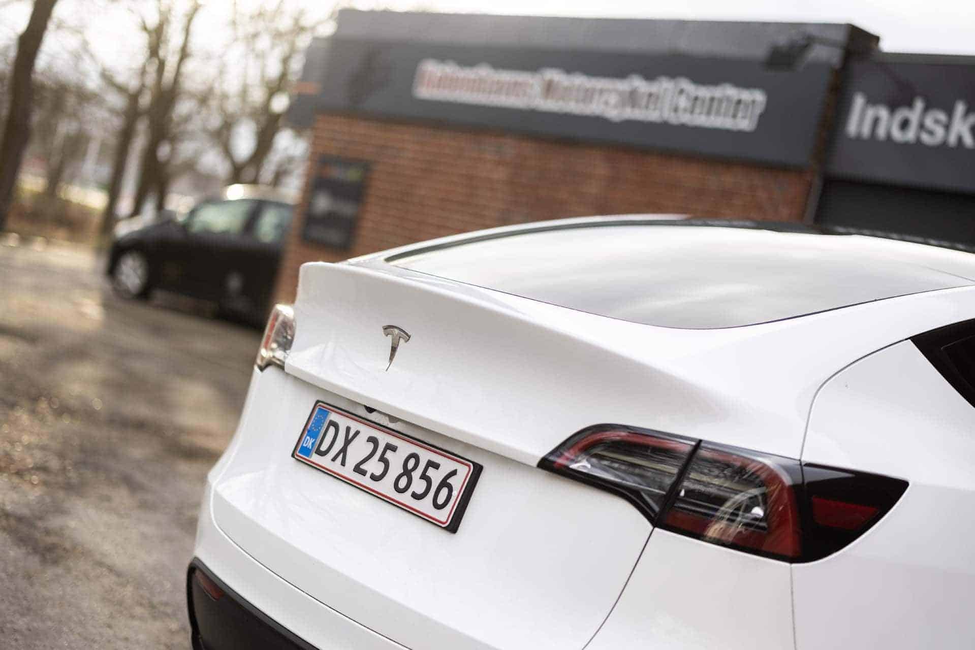 Hvid Tesla afventer at køre på Tesla værksted