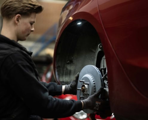 Tesla mekaniker i færd med udskiftning af hjul på Tesla værksted