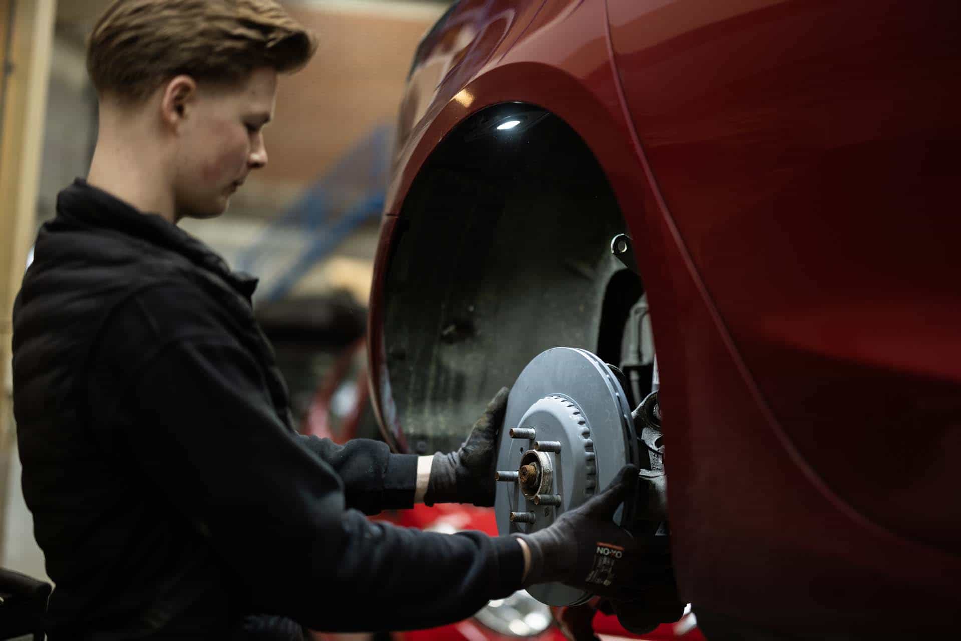 Tesla mekaniker i færd med udskiftning af hjul på Tesla værksted