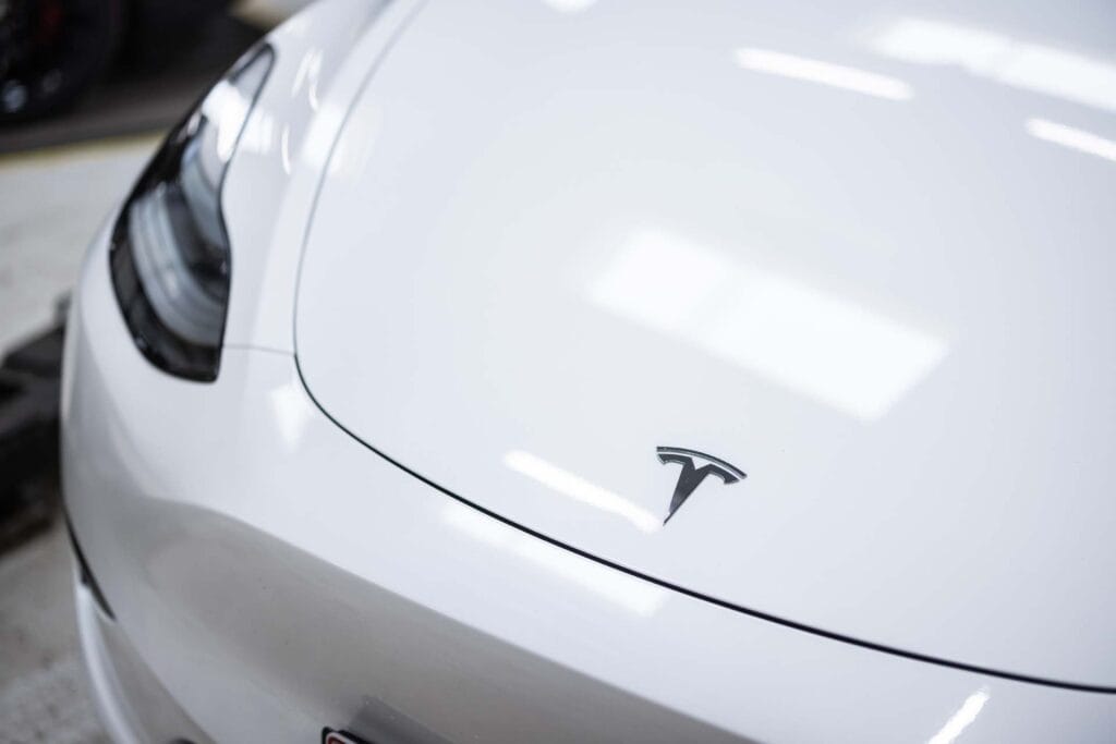 Tesla Model Y på værksted til service