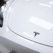 Tesla Model Y på værksted til service