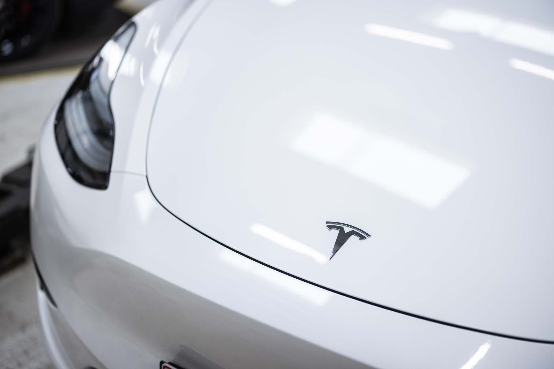 Tesla Model Y på værksted til service