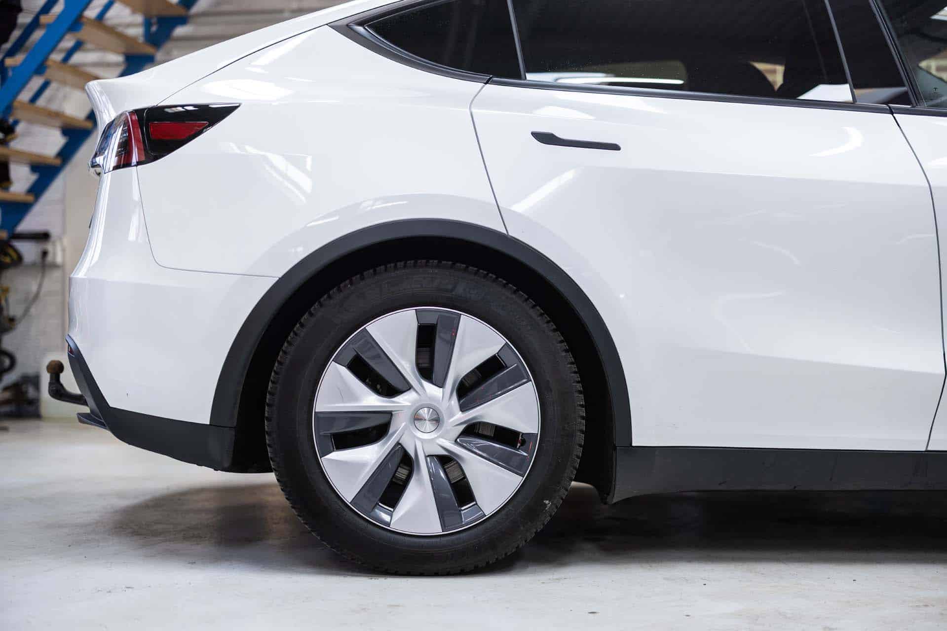 Tesla Model Y close up på Tesla værksted