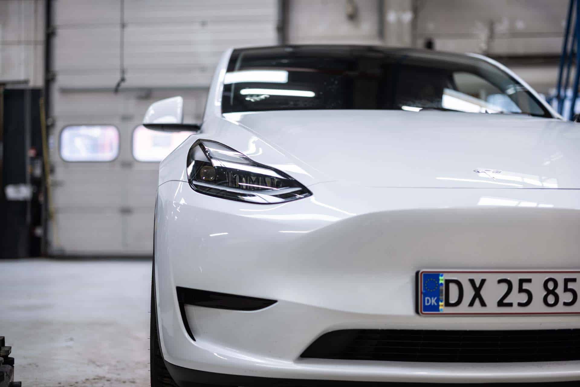 Tesla Model Y på Tesla Værksted