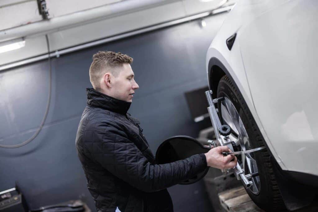EV Teknik ApS indehaver i færd med hjulskift på Tesla Model Y