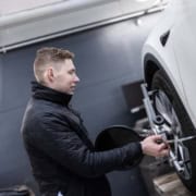 EV Teknik ApS indehaver i færd med hjulskift på Tesla Model Y