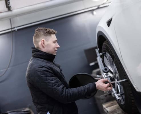 EV Teknik ApS indehaver i færd med hjulskift på Tesla Model Y