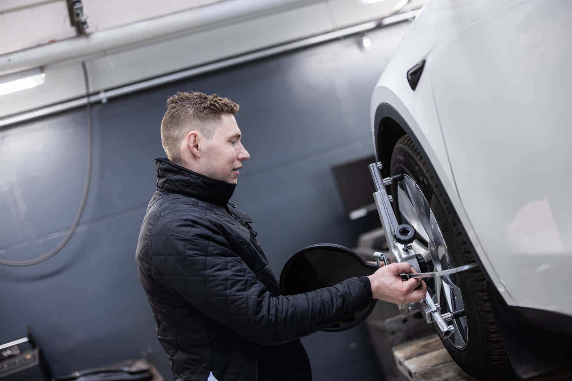 EV Teknik ApS indehaver i færd med hjulskift på Tesla Model Y