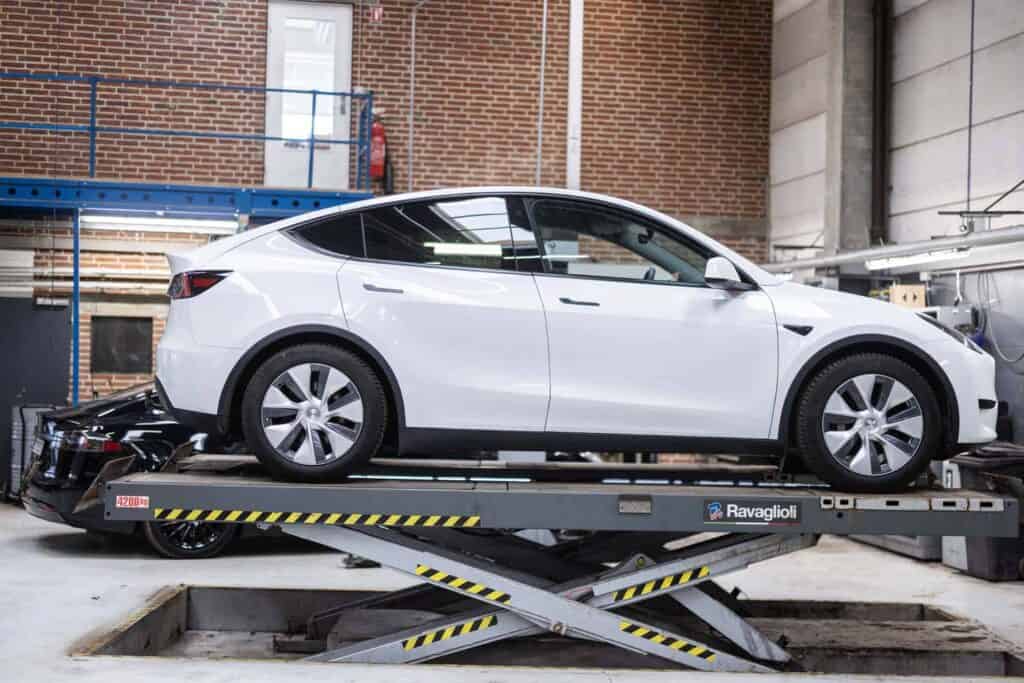 Hvid Tesla Model Y til service