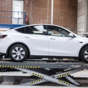 Hvid Tesla Model Y til service