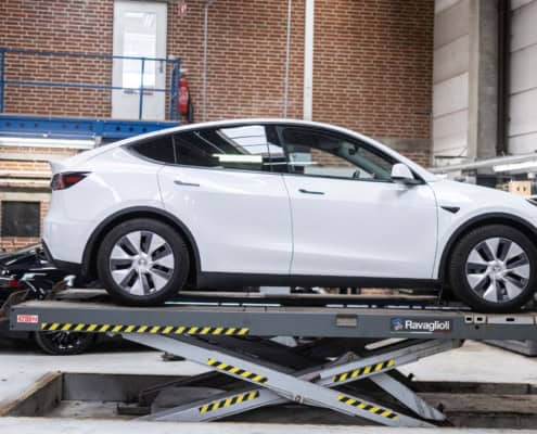 Hvid Tesla Model Y til service