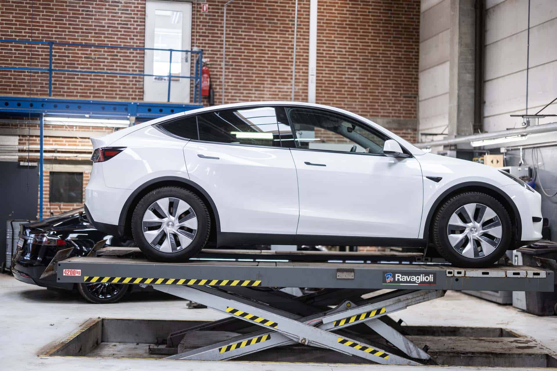 Hvid Tesla Model Y til service