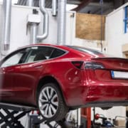 Rød Tesla i Tesla værksted