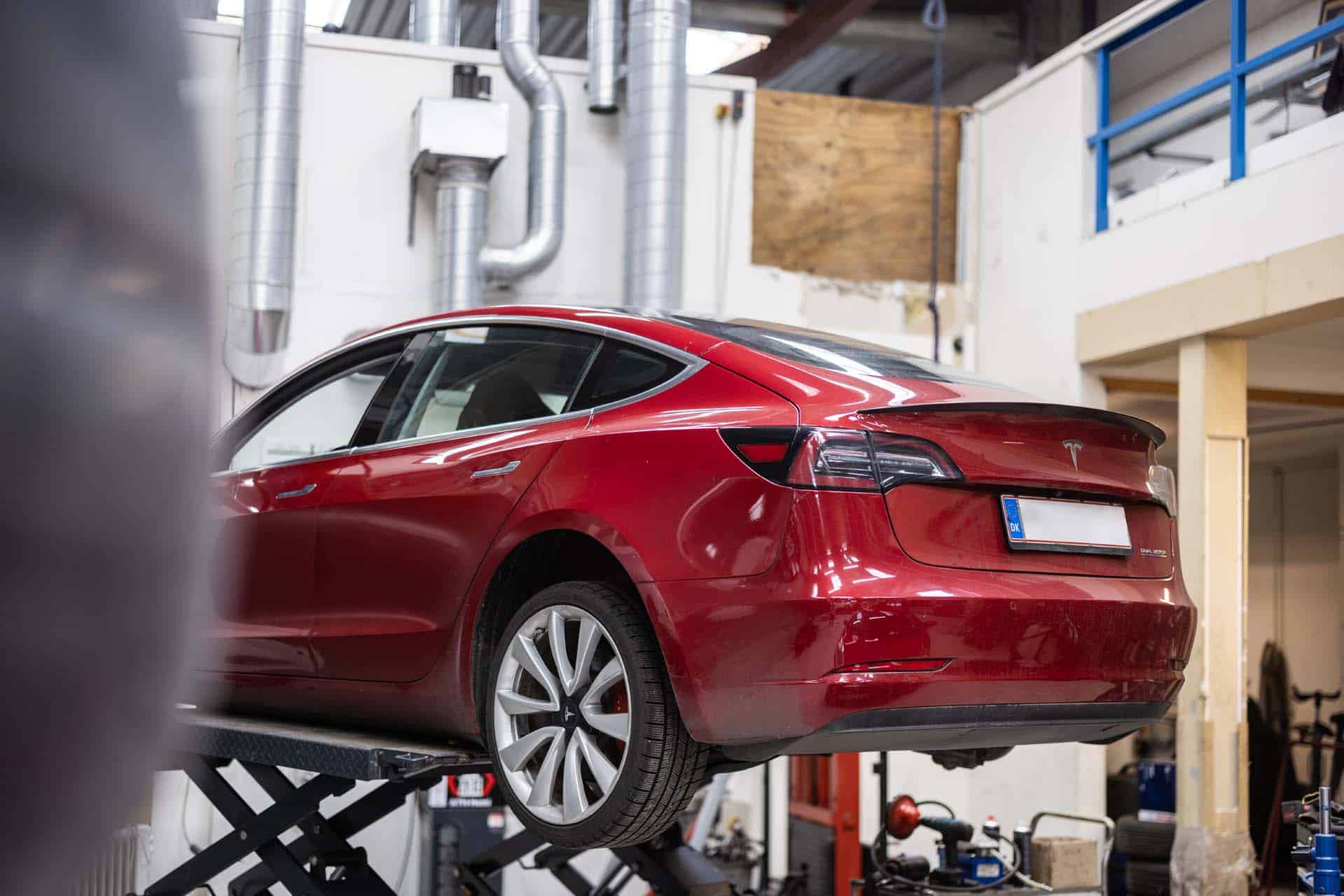 Rød Tesla i Tesla værksted