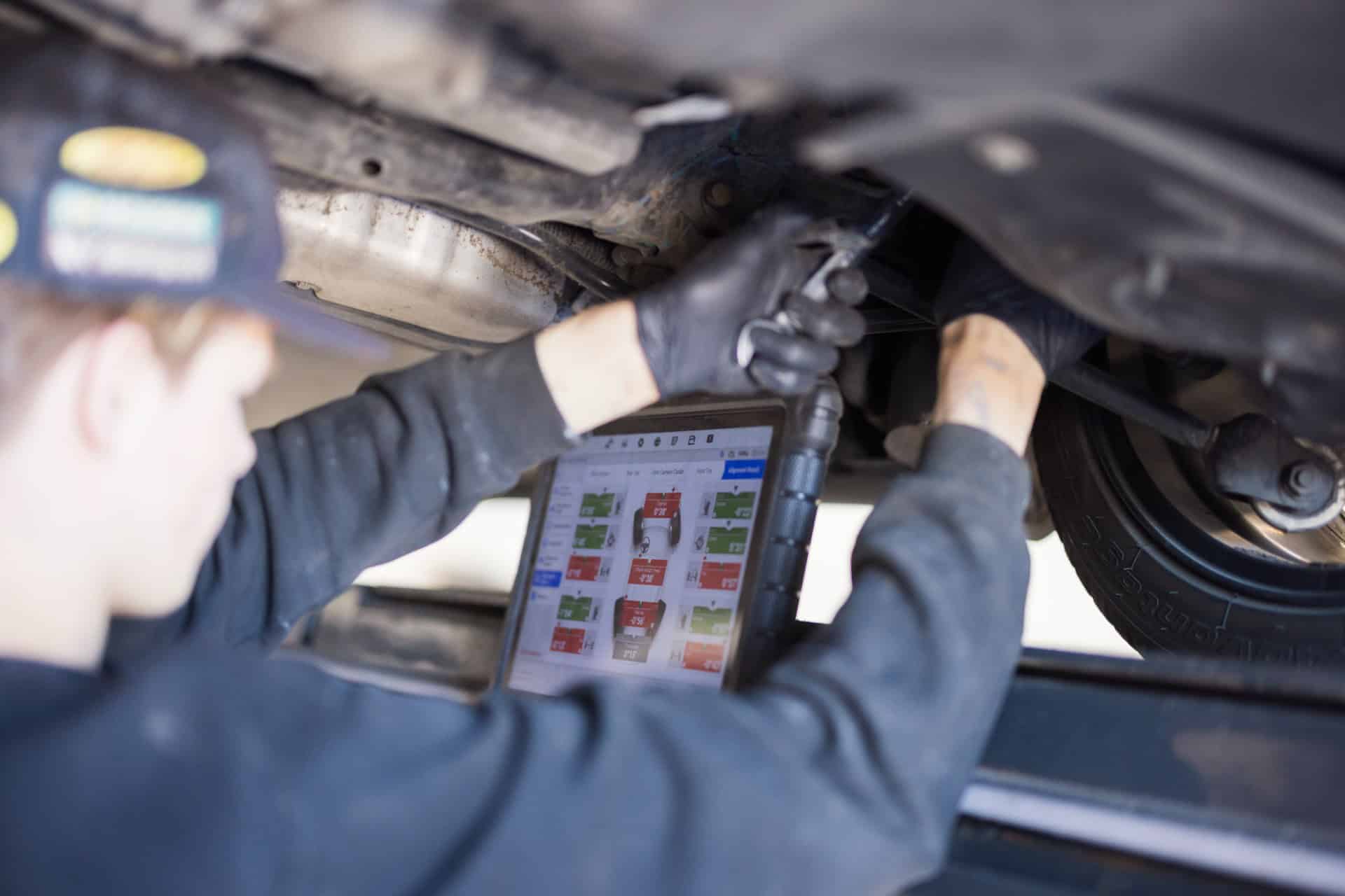 Tekniker bruger tablet under fejlfinding og elbil service