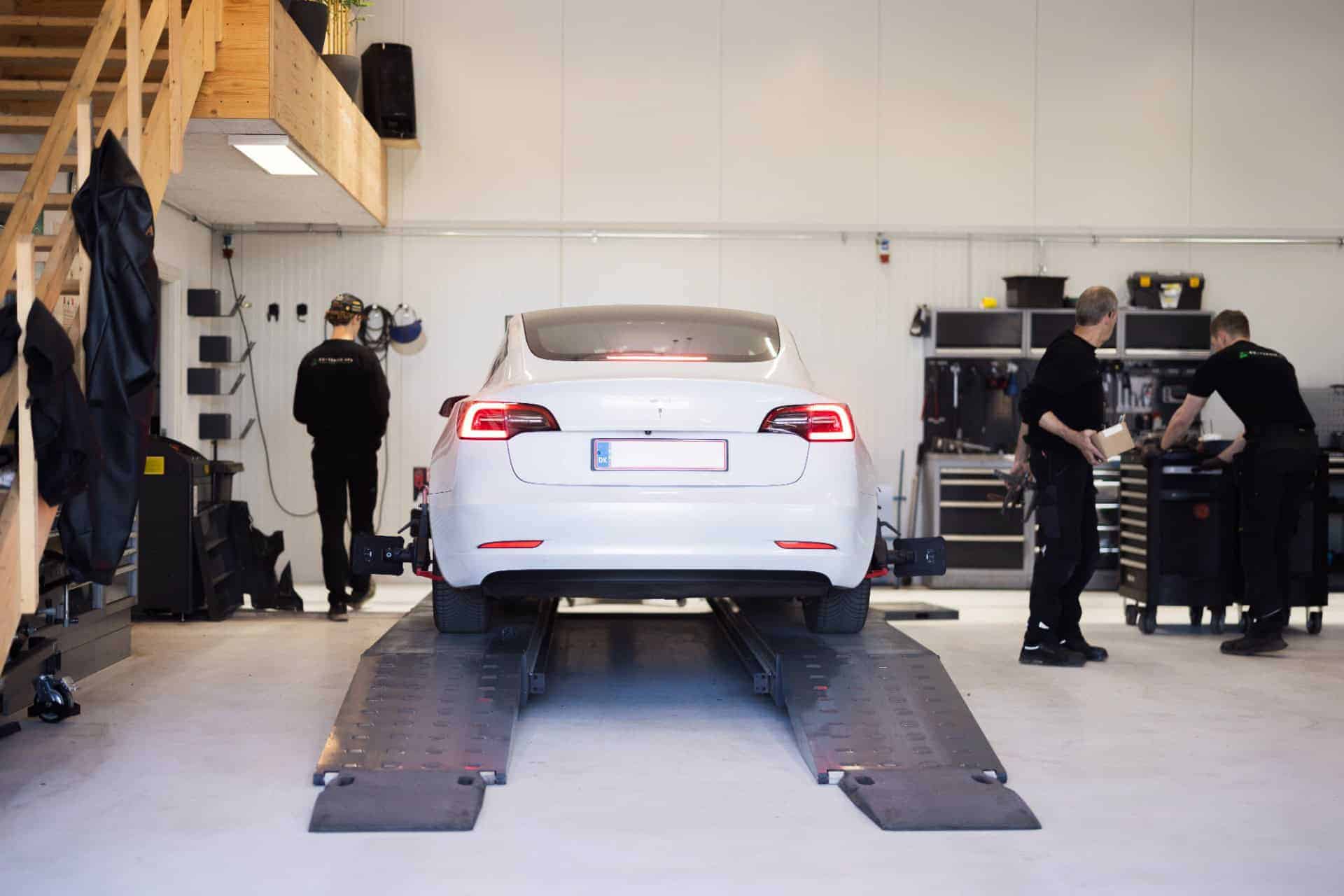 Hvid Tesla på testbænk under tesla service hos EV Teknik